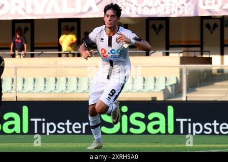 Vérone, Italie. 10 août 2024. Célébration Cristian Sphendi en action lors du match de football de la coupe d'Italie Frecciarossa 2024/25 entre Hellas Vérone et Cesena au stade Marcantonio Bentegodi, au nord de l'est de l'Italie - samedi 10 août 2024. Sport - Soccer (photo de Paola Garbuioi/Lapresse) crédit : LaPresse/Alamy Live News Banque D'Images