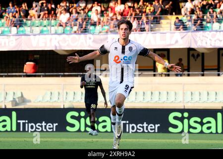 Vérone, Italie. 10 août 2024. Célébration Cristian Sphendi en action lors du match de football de la coupe d'Italie Frecciarossa 2024/25 entre Hellas Vérone et Cesena au stade Marcantonio Bentegodi, au nord de l'est de l'Italie - samedi 10 août 2024. Sport - Soccer (photo de Paola Garbuioi/Lapresse) crédit : LaPresse/Alamy Live News Banque D'Images