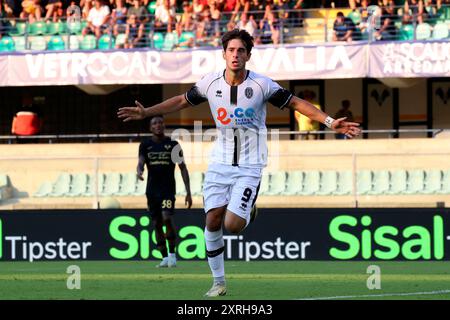 Vérone, Italie. 10 août 2024. Célébration Cristian Sphendi en action lors du match de football de la coupe d'Italie Frecciarossa 2024/25 entre Hellas Vérone et Cesena au stade Marcantonio Bentegodi, au nord de l'est de l'Italie - samedi 10 août 2024. Sport - Soccer (photo de Paola Garbuioi/Lapresse) crédit : LaPresse/Alamy Live News Banque D'Images