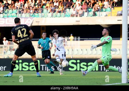 Vérone, Italie. 10 août 2024. Cristian Sphendi en action lors du match de football de la coupe d'Italie Frecciarossa 2024/25 entre Hellas Vérone et Cesena au stade Marcantonio Bentegodi, au nord de l'est de l'Italie - samedi 10 août 2024. Sport - Soccer (photo de Paola Garbuioi/Lapresse) crédit : LaPresse/Alamy Live News Banque D'Images