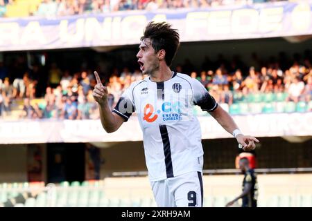 Vérone, Italie. 10 août 2024. Cristian Sphendi en action lors du match de football de la coupe d'Italie Frecciarossa 2024/25 entre Hellas Vérone et Cesena au stade Marcantonio Bentegodi, au nord de l'est de l'Italie - samedi 10 août 2024. Sport - Soccer (photo de Paola Garbuioi/Lapresse) crédit : LaPresse/Alamy Live News Banque D'Images