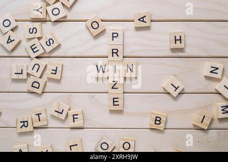 Une croix en bois avec les lettres REMPORTE LE PRIX inscrit au centre, symbolisant l'anticipation et la récompense de la victoire. Banque D'Images