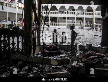 Gaza, Gaza. 10 août 2024. Les Palestiniens recherchent des victimes suite à une frappe israélienne qui a tué plus de 100 personnes dans une école abritant des Palestiniens déplacés. Une source médicale a déclaré, dans la ville de Gaza, samedi 10 août 2024. Photo de Mahmoud Zaki/UPI crédit : UPI/Alamy Live News Banque D'Images
