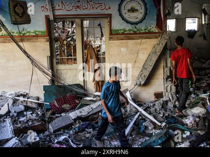 Gaza, Gaza. 10 août 2024. Les Palestiniens recherchent des victimes suite à une frappe israélienne qui a tué plus de 100 personnes dans une école abritant des Palestiniens déplacés. Une source médicale a déclaré, dans la ville de Gaza, samedi 10 août 2024. Photo de Mahmoud Zaki/UPI crédit : UPI/Alamy Live News Banque D'Images