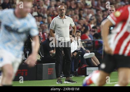 Eindhoven, pays-Bas. 10 août 2024. EINDHOVEN, 10-08-2024, stade Philips, football néerlandais Eredivisie saison 2024/2025, match entre PSV - RKC, entraîneur du PSV Peter Bosz crédit : Pro Shots/Alamy Live News Banque D'Images