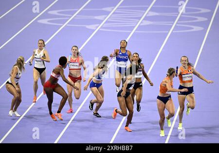 Paris, France. 10 août 2024. L'athlète belge Hanne Claes et l'athlète belge Imke Vervaet en action lors de la finale du relais 4x400 m féminin, lors de la compétition d'athlétisme des Jeux Olympiques de Paris 2024, le samedi 10 août 2024 à Paris, France. Les Jeux de la XXXIIIe Olympiade se déroulent à Paris du 26 juillet au 11 août. La délégation belge compte 165 athlètes en compétition dans 21 sports. BELGA PHOTO JASPER JACOBS crédit : Belga News Agency/Alamy Live News Banque D'Images