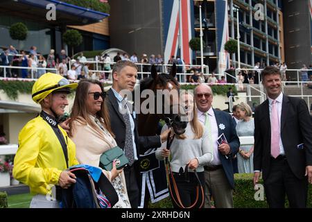 Ascot, Royaume-Uni. 10 août 2024. HOLKHAM BAY pilotée par la jockey Rachel Venniker remporte la Dubai Duty Free Shergar Cup Dash (handicap de classe 2) à la Dubai Duty Free Shergar Cup et concert à Ascot Racecourse dans le Berkshire. Propriétaire Norfolk Thoroughbreds. Entraîneur William Knight, Newmarket, éleveur Hellwood Stud Farm, commanditaire William Knight Racing Ltd. Crédit : Maureen McLean/Alamy Live News Banque D'Images