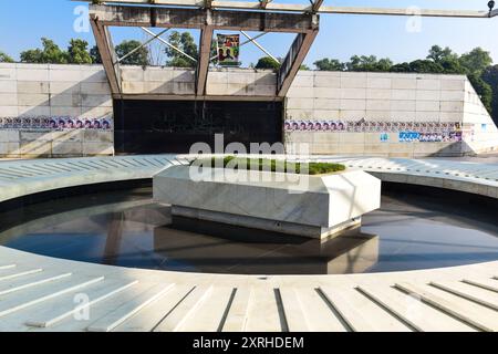 Le lac Crescent ou Chandrima Uddan est un parc populaire à dacca. Le complexe du mausolée de Ziaur Rahman est un monument architectural important. Banque D'Images