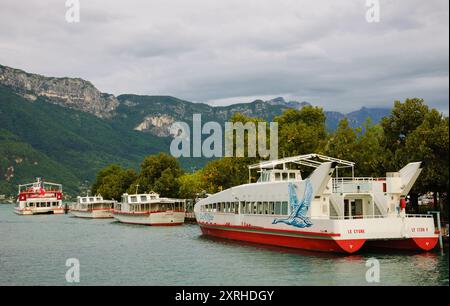 Lac d'Annecy, France - 24 août 2015 : amarrage du bateau restaurant de croisière au coucher du soleil sur le lac d'Annecy. Annecy Lake Boat Company propose des croisières guidées. Banque D'Images