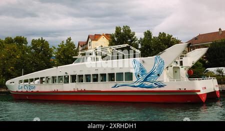 Lac d'Annecy, France - 24 août 2015 : amarrage du bateau restaurant de croisière au coucher du soleil sur le lac d'Annecy. Annecy Lake Boat Company propose des croisières guidées. Banque D'Images