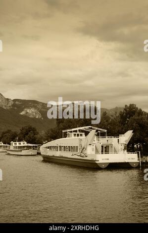 Lac d'Annecy, France - 24 août 2015 : amarrage d'un bateau restaurant de croisière au lac d'Annecy. Annecy Lake Boat Company propose des croisières guidées. Photo sépia Banque D'Images