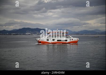 Paysage avec vue panoramique sur le JR West Miyajima Maru Ferry boat croisière de Miyajimaguchi Pier à Miyajima Island terminal au Japon. Banque D'Images