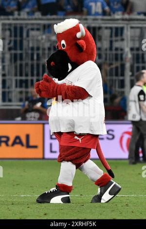 Salzbourg, Autriche. 10 août 2024. SALZBOURG, AUTRICHE - 10 AOÛT : la mascotte Bullidibumm de Salzbourg lors du match de l'Admiral Bundesliga entre le FC Red Bull Salzbourg et le FC Blau-Weiss Linz au Red Bull Arena le 10 août 2024 à Salzbourg, Autriche.240810 SEPA 24 037 - 20240810 PD21400 crédit : APA-PictureDesk/Alamy Live News Banque D'Images