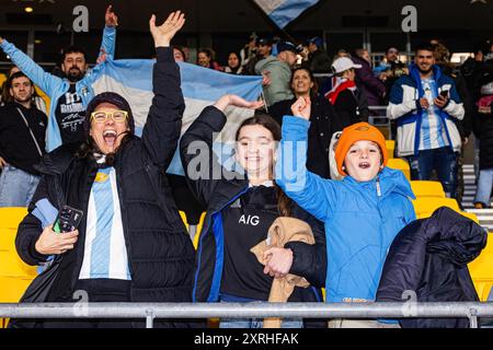 Wellington, Nouvelle-Zélande, 10 août 2024. Les supporters argentins célèbrent la victoire de leur équipe contre les All Blacks lors du match du championnat de rugby Lipovitan-d 2024 entre la Nouvelle-Zélande et l'Argentine au Sky Stadium le 10 août 2024 à Wellington, en Nouvelle-Zélande. Crédit : James Foy/Speed Media/Alamy Live News Banque D'Images