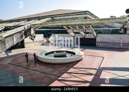 Le lac Crescent ou Chandrima Uddan est un parc populaire à dacca. Le complexe du mausolée de Ziaur Rahman est un monument architectural important. Banque D'Images
