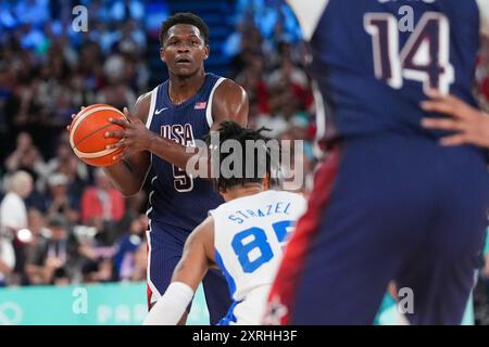 Paris, France. 10 août 2024. Anthony Edwards, des États-Unis (5), cherche un joueur ouvert alors qu'il est couvert par Matthew Strazel, de France (85), dans le match pour la médaille d'or en basket-ball masculin lors des Jeux Olympiques de Paris 2024 au Bercy Arena à Paris, France, le samedi 10 août 2024. Photo de Richard Ellis/UPI crédit : UPI/Alamy Live News Banque D'Images