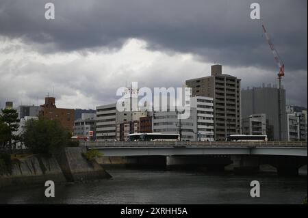 Paysage avec vue panoramique sur la rivière Motoyasu et le parc mémorial de la paix d'Hiroshima au Japon. Banque D'Images