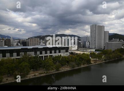 Paysage urbain avec vue panoramique sur Hiroshima vu depuis les rives de la rivière Motoyasu au Japon. Banque D'Images