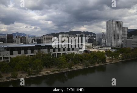 Paysage urbain avec vue panoramique sur Hiroshima vu depuis les rives de la rivière Motoyasu au Japon. Banque D'Images