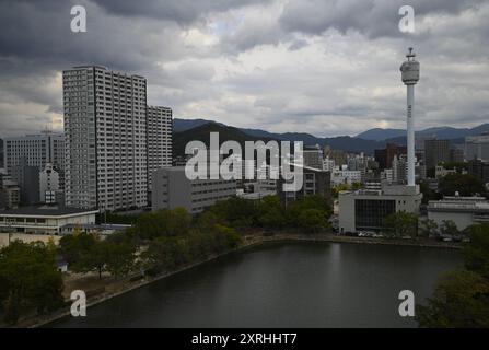 Paysage urbain avec vue panoramique sur Hiroshima vu depuis les rives de la rivière Motoyasu au Japon. Banque D'Images