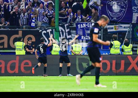 Torjubel Hertha BSC nach Tor zum 1:1 Jonjoe Kenny (Hertha BSC, #16) GER, Hamburger SV v. Hertha BSC, Fussball, 2. Bundesliga, Spieltag 2, saison 2024/2025, 10.08.2024 LES RÈGLEMENTS du LDF INTERDISENT TOUTE UTILISATION DE PHOTOGRAPHIES COMME SÉQUENCES D'IMAGES ET/OU QUASI-VIDÉO Foto : Eibner-Pressefoto/Marcel von Fehrn Banque D'Images