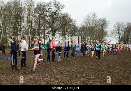 Keely Hodgkinson, de Manchester, en compétition dans les Championnats britanniques d'athlétisme Inter-comtés de cross-country U15 intégrant les essais mondiaux juniors et Banque D'Images