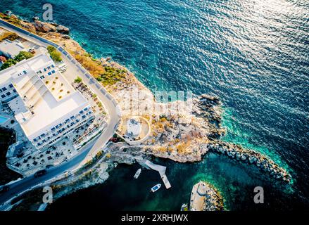 Vue panoramique aérienne du village côtier pittoresque par le beau bord de mer, Paros, Grèce Banque D'Images