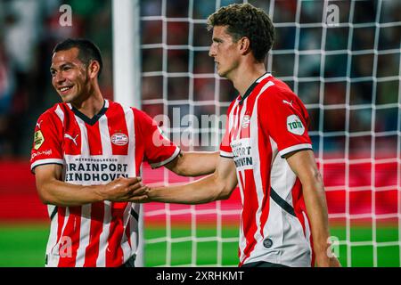 Eindhoven, pays-Bas. 10 août 2024. EINDHOVEN, 10-08-2024, Philips Stadium, football néerlandais Eredivisie saison 2024/2025, match entre PSV - RKC, le joueur PSV Hirving Lozano et le joueur PSV Guus Til célébrant le but pendant le match PSV - RKC crédit : Pro Shots/Alamy Live News Banque D'Images