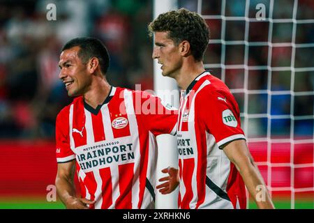 Eindhoven, pays-Bas. 10 août 2024. EINDHOVEN, 10-08-2024, Philips Stadium, football néerlandais Eredivisie saison 2024/2025, match entre PSV - RKC, le joueur PSV Hirving Lozano et le joueur PSV Guus Til célébrant le but pendant le match PSV - RKC crédit : Pro Shots/Alamy Live News Banque D'Images