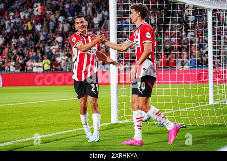 Eindhoven, pays-Bas. 10 août 2024. EINDHOVEN, PAYS-BAS - 10 AOÛT : Hirving Lozano du PSV, Guus Til du PSV célèbrent le cinquième but lors du match néerlandais Eredivisie entre le PSV et le RKC Waalwijk au Philips Stadion le 10 août 2024 à Eindhoven, pays-Bas. (Photo de Gabriel Calvino Alonso/Orange Pictures) crédit : Orange pics BV/Alamy Live News Banque D'Images