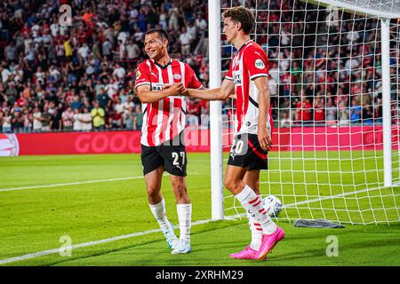 Eindhoven, pays-Bas. 10 août 2024. EINDHOVEN, PAYS-BAS - 10 AOÛT : Hirving Lozano du PSV, Guus Til du PSV célèbrent le cinquième but lors du match néerlandais Eredivisie entre le PSV et le RKC Waalwijk au Philips Stadion le 10 août 2024 à Eindhoven, pays-Bas. (Photo de Gabriel Calvino Alonso/Orange Pictures) crédit : Orange pics BV/Alamy Live News Banque D'Images