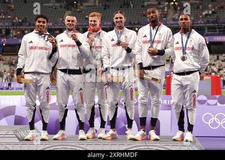 Samuel Reardon, Toby Harries, Charles Dobson, Lewis Davey, Matthew Hudson-Smith, Alex Haydock-Wilson avec la médaille de bronze après la finale du relais 4x400 hommes au stade de France lors de la quinzième journée des Jeux Olympiques de Paris 2024 en France. Date de la photo : samedi 10 août 2024. Banque D'Images