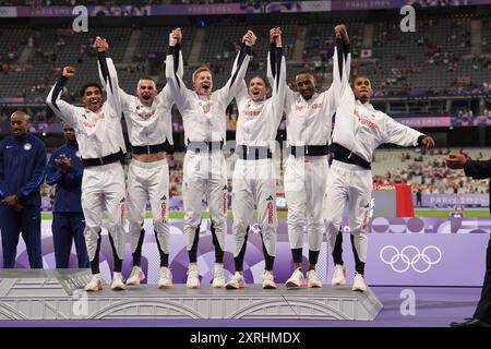 Samuel Reardon, Toby Harries, Charles Dobson, Lewis Davey, Matthew Hudson-Smith, Alex Haydock-Wilson avec la médaille de bronze après la finale du relais 4x400 hommes au stade de France lors de la quinzième journée des Jeux Olympiques de Paris 2024 en France. Date de la photo : samedi 10 août 2024. Banque D'Images