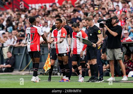 Rotterdam, Nederland. 10 août 2024. ROTTERDAM, 10-08-2024, Stadium Feijenoord/de Kuip, football, Eredivisie néerlandaise, saison 2024/2025, Feyenoord - Willem II, résultat 1-1, le joueur de Feyenoord Antoni Milambo obtient le terrain pour le joueur de Feyenoord Quinten Timber (R) crédit : Pro Shots/Alamy Live News Banque D'Images