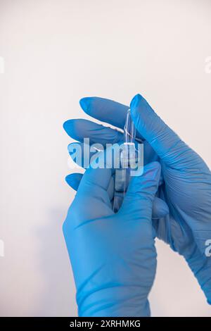 Médecin se préparant à administrer l'injection. Médecin, infirmière ou anesthésiste avec aiguille chirurgicale administrant le concept d'injection médicale pour les soins de santé ou Banque D'Images