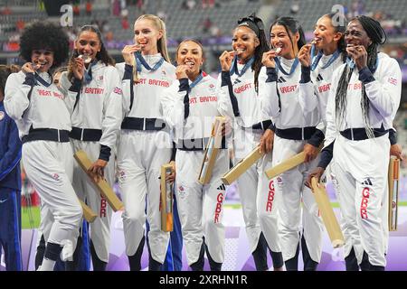 Saint Denis, France. 10 août 2024. Jeux olympiques, Paris 2024, athlétisme, stade de France, 4 x 400 m, femmes, finale, équipe Grande-Bretagne avec Yemi Mary John, Victoria Ohuruogu, Hannah Kelly, Laviai Nielsen, Jodie Williams, Nicole Yeargin, Lina Nielsen et Amber Anning célèbrent avec des médailles de bronze. Crédit : Michael Kappeler/dpa/Alamy Live News Banque D'Images