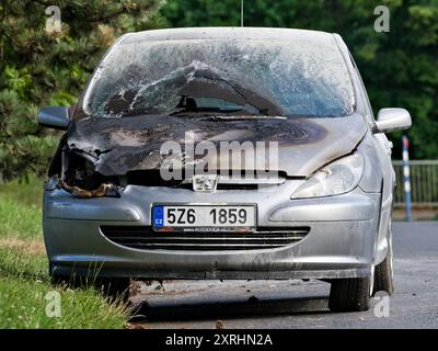 Roznov pod Radhostem, république tchèque - 18 juillet 2024 : voiture brûlée et carbonisée après un accident de voiture de pompier. Concept de conduite de sécurité. Banque D'Images