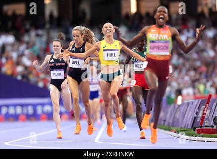 La Grande-Bretagne Georgia Bell (à gauche) remporte le bronze tandis que l'australienne Jessica Hull (au centre) remporte l'argent dans la finale du 1500 m féminin au stade de France, le quinzième jour des Jeux Olympiques de Paris 2024 en France. Date de la photo : samedi 10 août 2024. Banque D'Images