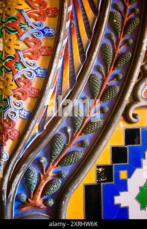 Château de Sammezzano, intérieur. Reggello, Toscane, Italie. Frise avec pommes de pin Banque D'Images