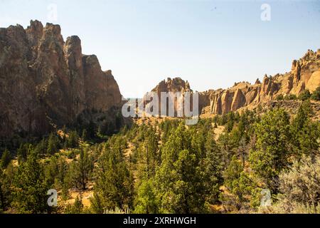 Terrebonne, CA, États-Unis. 25 juillet 2024. Smith Rock State Park, au nord de Bend, Oregon, compte plusieurs milliers d'ascensions dans le parc ainsi que plus d'un millier de routes boulonnées. Il y a aussi des kilomètres de sentiers de randonnée et de VTT à travers le canyon, vous pourriez voir des aigles dorés, faucons des prairies, cerfs mulets, loutre de rivière et castor. La rivière Crooked coule également à travers le parc offrant une vue magnifique. (Crédit image : © Marty Bicek/ZUMA Press Wire) USAGE ÉDITORIAL SEULEMENT! Non destiné à UN USAGE commercial ! Banque D'Images