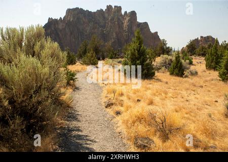 Terrebonne, CA, États-Unis. 25 juillet 2024. Smith Rock State Park, au nord de Bend, Oregon, compte plusieurs milliers d'ascensions dans le parc ainsi que plus d'un millier de routes boulonnées. Il y a aussi des kilomètres de sentiers de randonnée et de VTT à travers le canyon, vous pourriez voir des aigles dorés, faucons des prairies, cerfs mulets, loutre de rivière et castor. La rivière Crooked coule également à travers le parc offrant une vue magnifique. (Crédit image : © Marty Bicek/ZUMA Press Wire) USAGE ÉDITORIAL SEULEMENT! Non destiné à UN USAGE commercial ! Banque D'Images