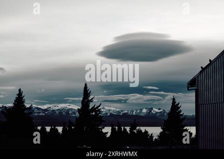 Un nuage volant en forme de soucoupe est apparu dans le ciel nocturne au-dessus du lac Nahuel Huapi en Patagonie Banque D'Images