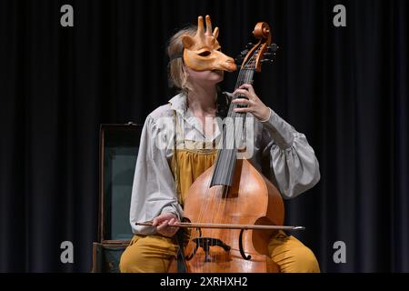 Familienkonzert Kinderaufführung des ensembles Freymut, mit dem Titel Freyen Muthes durch die Welt , in der Landesmusikschule Gmunden, im Rahmen der Salzkammergut Festwochen Gmunden, AM 10.08.2024. DAS Bild zeigt Mitglieder des ensembles während ihrer Aufführung. 2024 - Familienkonzert Kinderaufführung des ensembles Freymut, mit dem Titel Freyen Muthes durch die Welt , in der Landesmusikschule Gmunden, im Rahmen der Salzkammergut Festwochen Gmunden, AM 10.08.2024. *** Concert familial représentation pour enfants de l'ensemble Freymut, avec le titre Freyen Muthes durch die Welt , aux Landesmusiks Banque D'Images