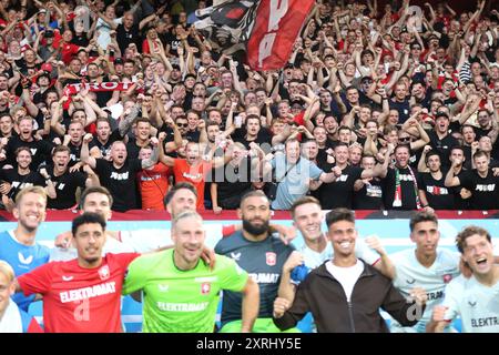 Nimègue, pays-Bas. 10 août 2024. NIMÈGUE, PAYS-BAS - 10 AOÛT : les supporters du FC Twente célèbrent avec les joueurs lors du match néerlandais Eredivisie entre NEC Nimègue et FC Twente au Goffertstadion le 10 août 2024 à Nimègue, pays-Bas. (Photo de Peter Lous/Orange Pictures) crédit : Orange pics BV/Alamy Live News Banque D'Images