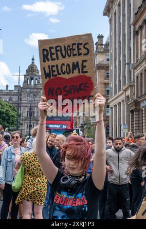 Glasgow, Écosse, Royaume-Uni. 10 août 2024.de nombreux anti-racistes se rassemblent à George Square pour protester contre les récentes émeutes de droite en Angleterre et en Irlande du Nord. Glasgow, Écosse, Royaume-Uni. Crédit : Richard Gass/Alamy Live News Banque D'Images