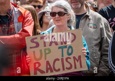 Glasgow, Écosse, Royaume-Uni. 10 août 2024.de nombreux anti-racistes se rassemblent à George Square pour protester contre les récentes émeutes de droite en Angleterre et en Irlande du Nord. Glasgow, Écosse, Royaume-Uni. Crédit : Richard Gass/Alamy Live News Banque D'Images
