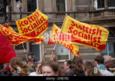 Glasgow, Écosse, Royaume-Uni. 10 août 2024.de nombreux anti-racistes se rassemblent à George Square pour protester contre les récentes émeutes de droite en Angleterre et en Irlande du Nord. Glasgow, Écosse, Royaume-Uni. Crédit : Richard Gass/Alamy Live News Banque D'Images