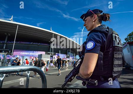 Paris, France. 10 août 2024. Jeux Olympiques, garde de police tous les accès au terrain de l'Estade de France. © ABEL F. ROS crédit : ABEL F. ROS/Alamy Live News Banque D'Images