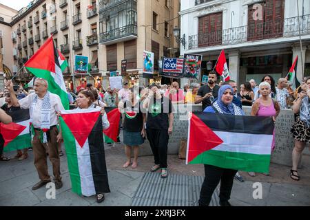 Madrid, Espagne. 10 août 2024. Un rassemblement d'urgence a été organisé cet après-midi devant le ministère espagnol des Affaires étrangères par des résidents palestiniens et des sympathisants pro-palestiniens pour condamner la dernière attaque de l'armée israélienne contre une école à Gaza qui servait d'abri et où, selon le gouvernement du Hamas dans la bande de Gaza, le bilan est de plus de 100 morts. Crédit : D. Canales Carvajal/Alamy Live News Banque D'Images