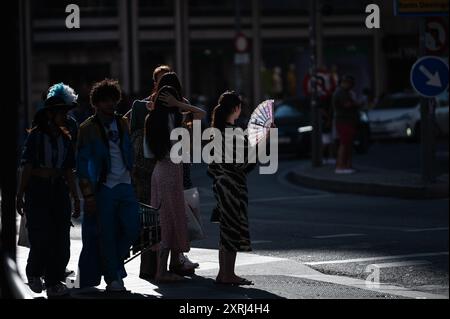 Madrid, Espagne. 10 août 2024. Une femme se venge pendant une chaude journée d'été. Madrid enregistre des températures élevées de plus de 40 degrés Celsius pendant une vague de chaleur estivale. Crédit : Marcos del Mazo/Alamy Live News Banque D'Images